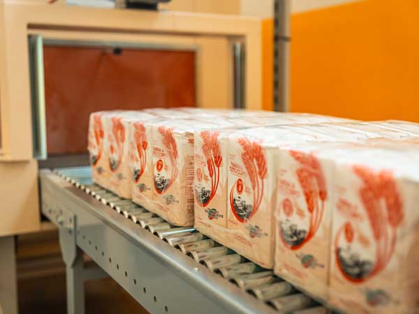 Confezionamento-di-farina-artigianale-per-supermercati-modena