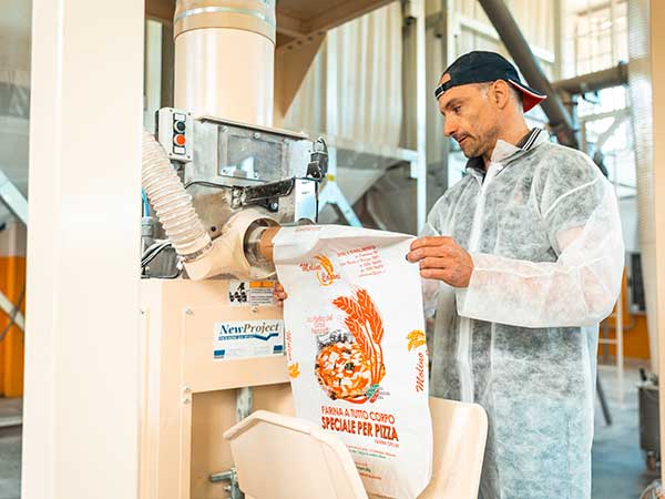 Produzione-di-farina-in-confezioni-da-10-kg
